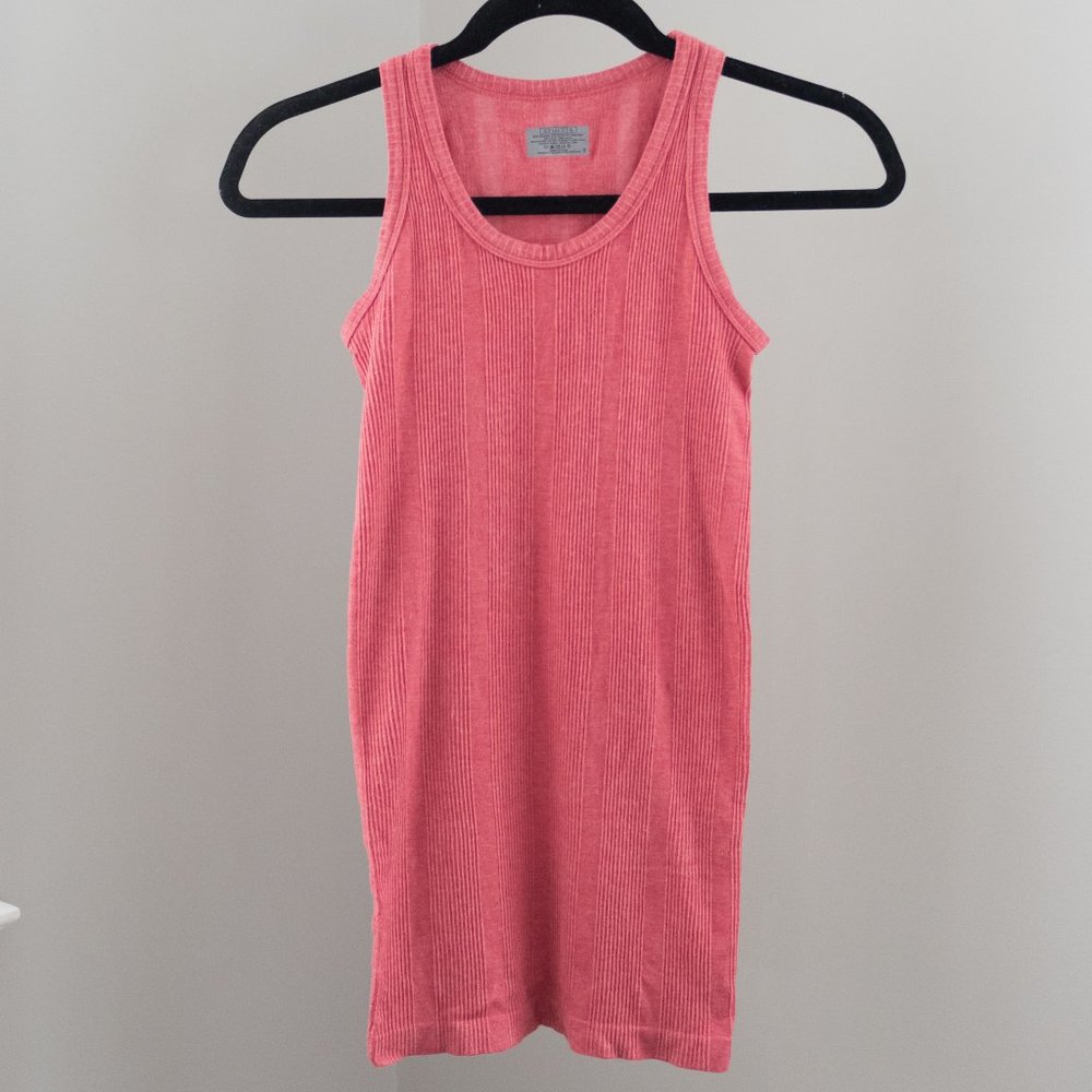 Light red ribbed athletic tanktop